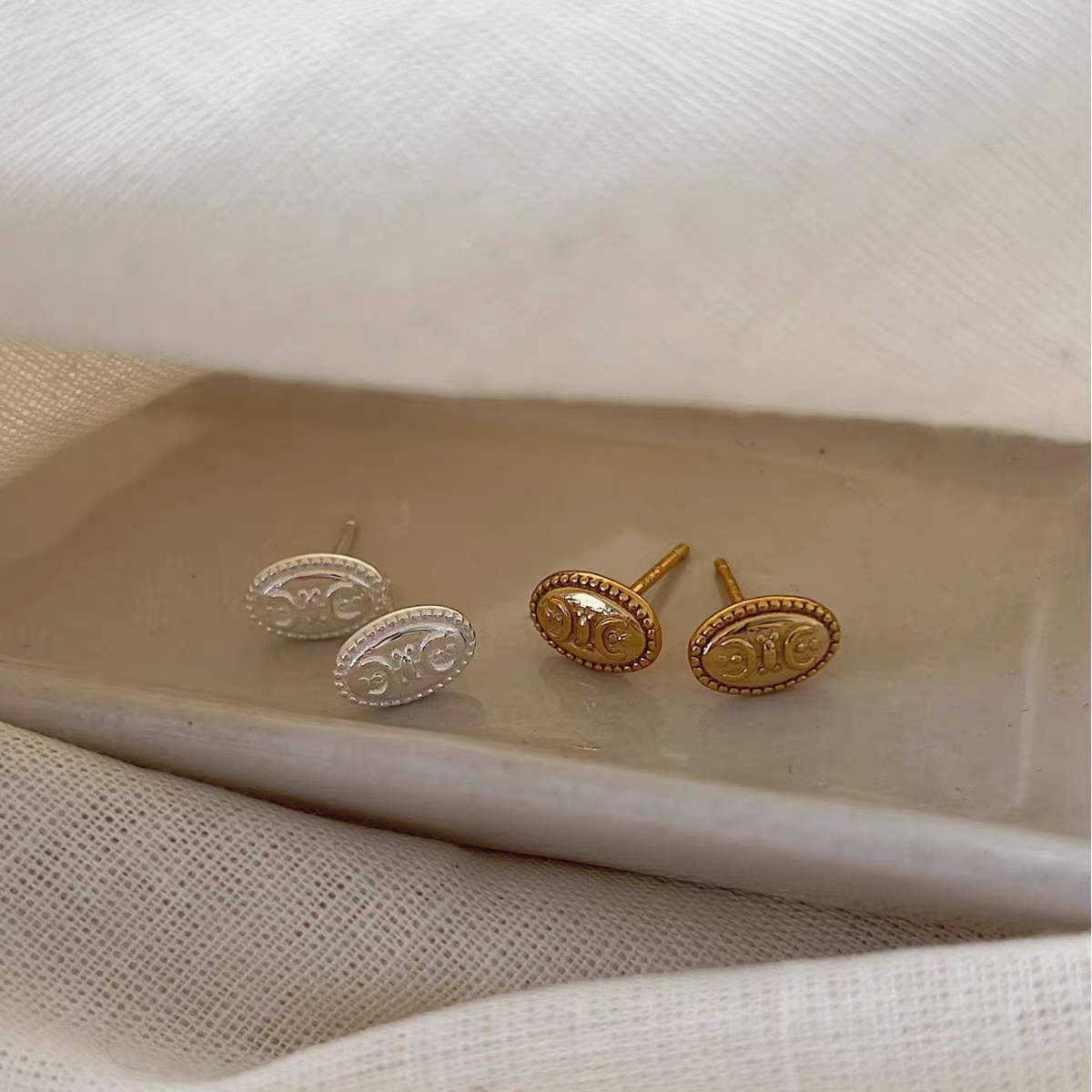 "Chic Button" 925 Sterling Silver Button Earrings - Versatile and Elegant.