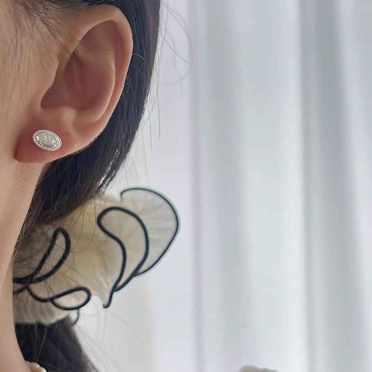 "Chic Button" 925 Sterling Silver Button Earrings - Versatile and Elegant.