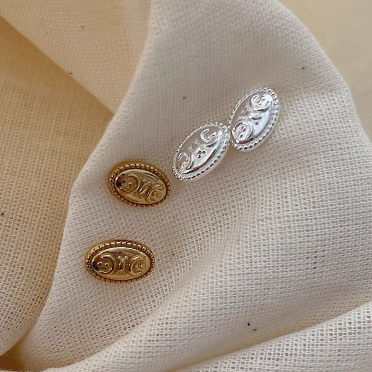 "Chic Button" 925 Sterling Silver Button Earrings - Versatile and Elegant.