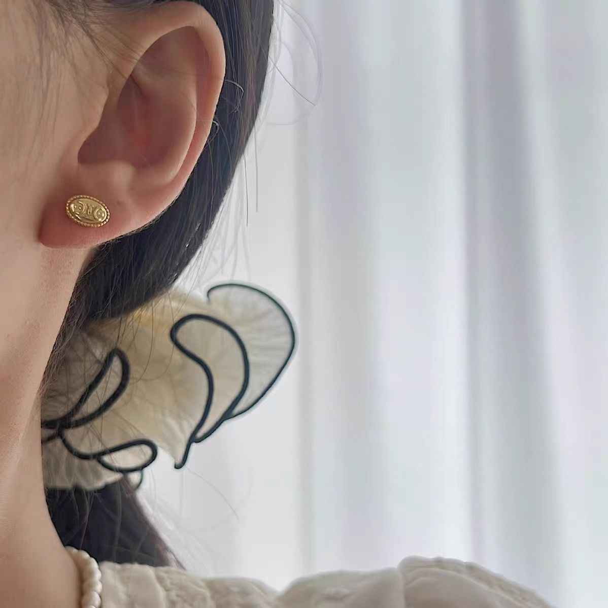 "Chic Button" 925 Sterling Silver Button Earrings - Versatile and Elegant.