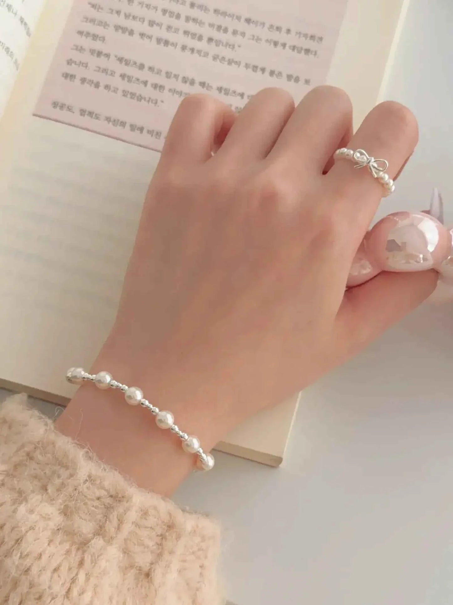 "White Moonlight" 925 Sterling Silver & Pearl Bead Bracelet - Elegant, Timeless, and Refined.