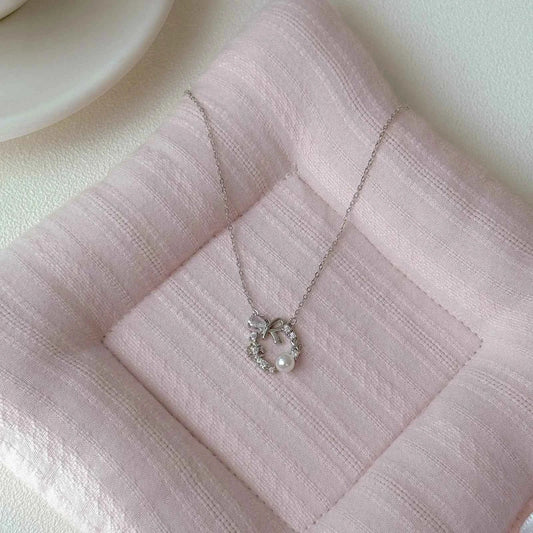 "Lucky Garland" 925 Sterling Silver Bow and Snowflake Necklace - Elegant and Unique