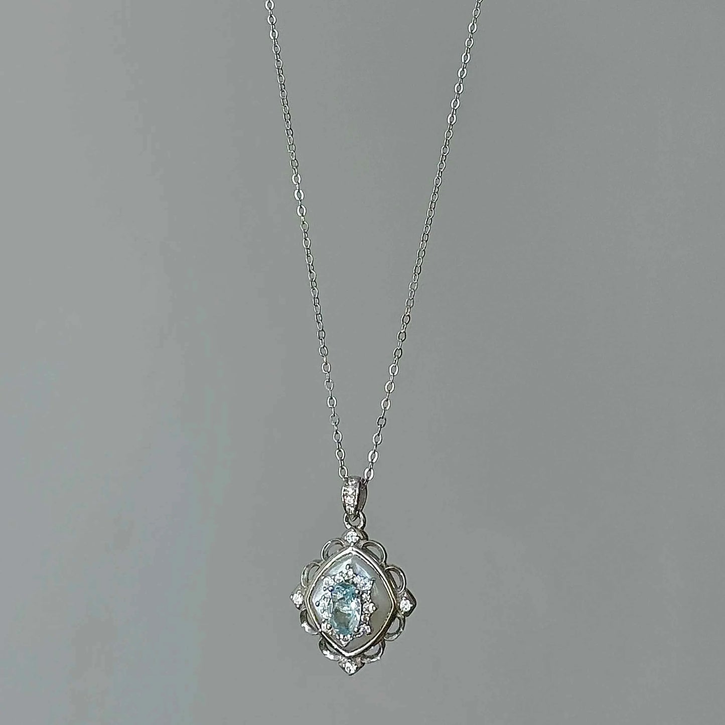 "Floating Light Palace" 925 Sterling Silver Retro Crystal Necklace with Mother-of-Pearl - Elegant and Regal (Copy)