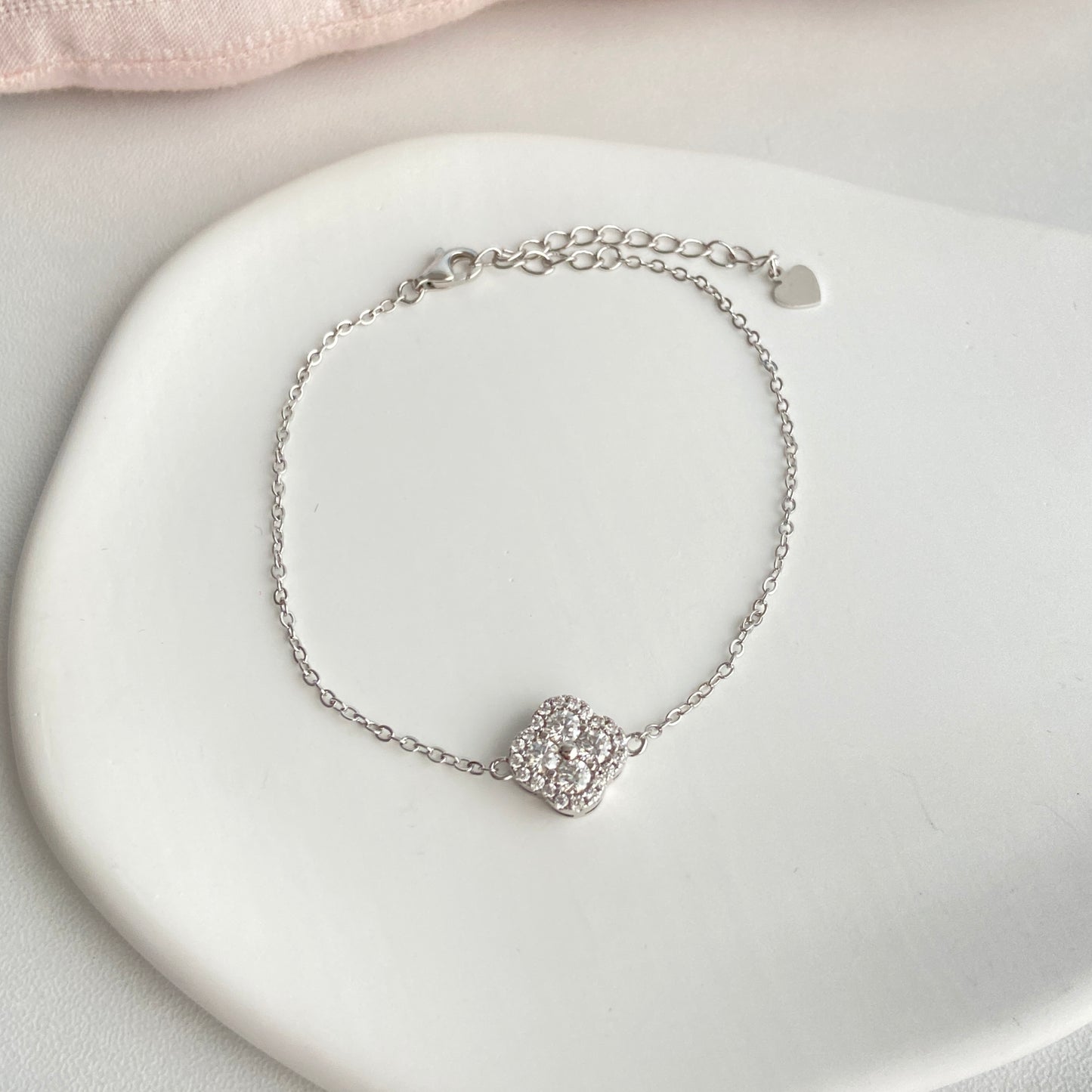 “Lucky Fleur” Gold-Plated Brass Moissanite Clover Bracelet