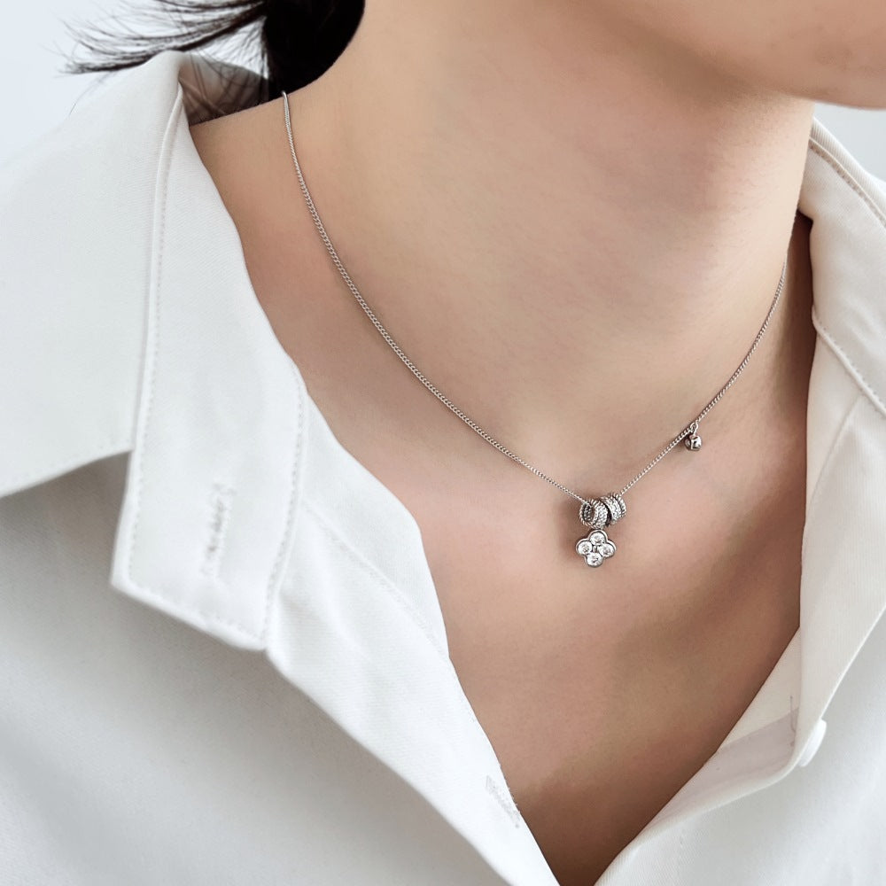 「ラッキーブルーム」925スターリングシルバーのクローバーネックレス – 幸運のささやき