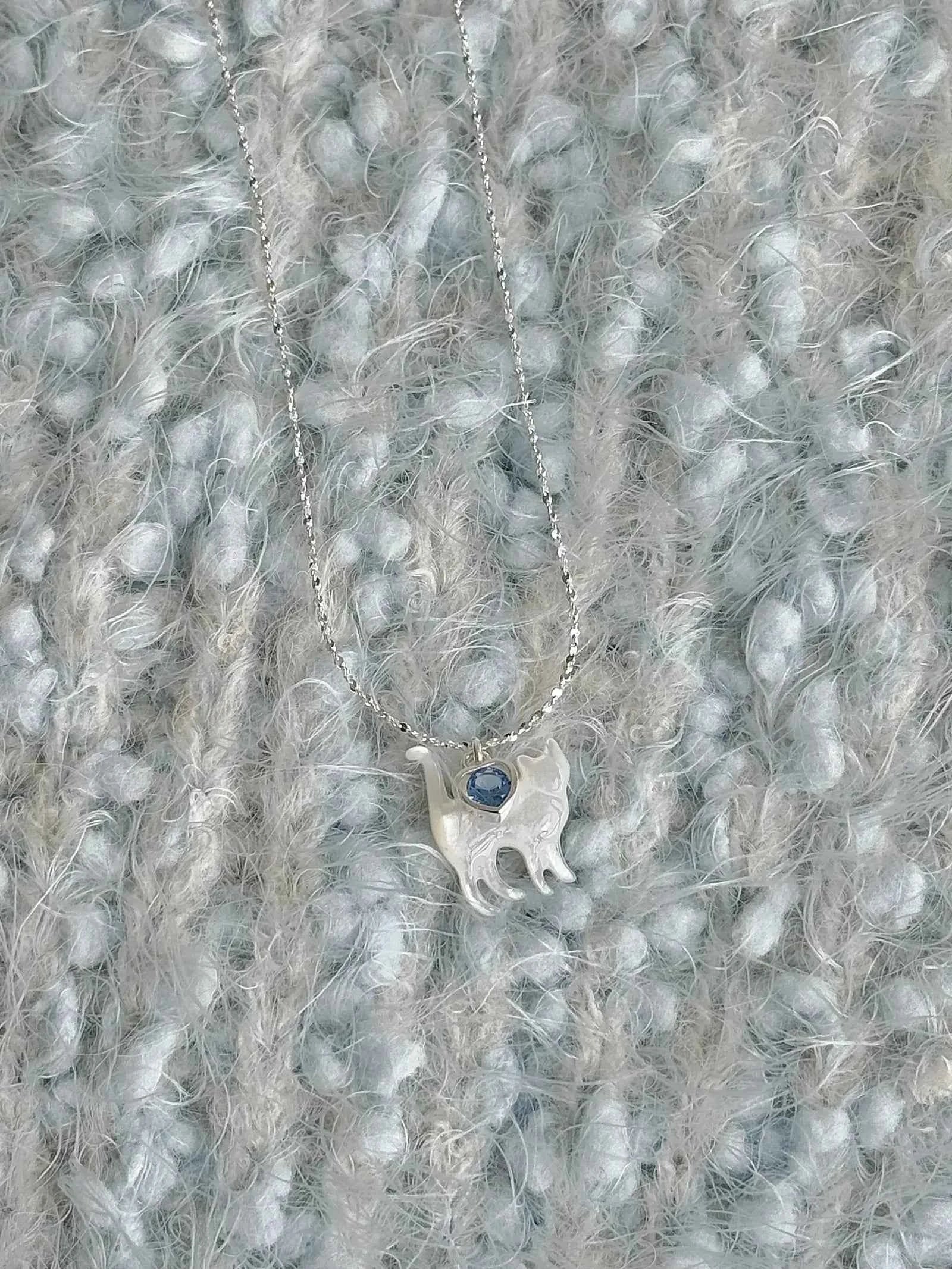 "Cloud Cat" 925 Sterling Silver Mother-of-Pearl Cat Necklace with Blue Heart Zircon - Delicate, Luxurious, and Sweet.