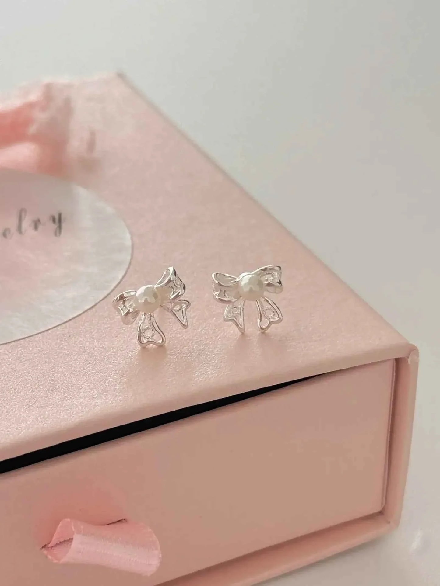 "Venus' Gift" 999 Pure Silver Hollow Bowknot Pearl Stud Earrings - Elegant, Refined, and Unique.