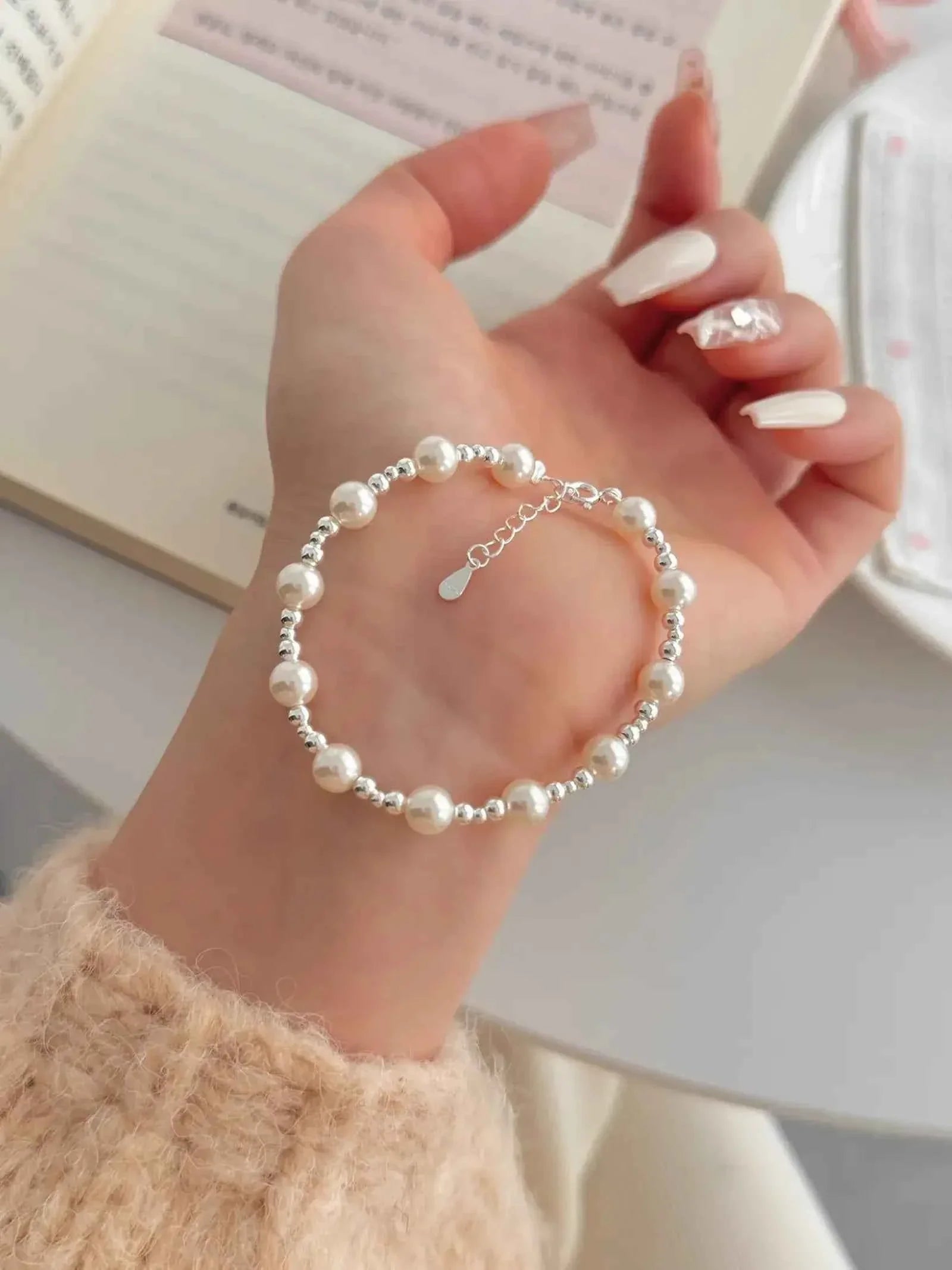 "White Moonlight" 925 Sterling Silver & Pearl Bead Bracelet - Elegant, Timeless, and Refined.