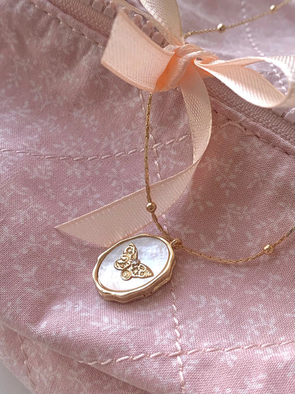 „Butterfly Shell“ 18K Gold Halskette – Romantisch, verträumt &amp; zeitlos 