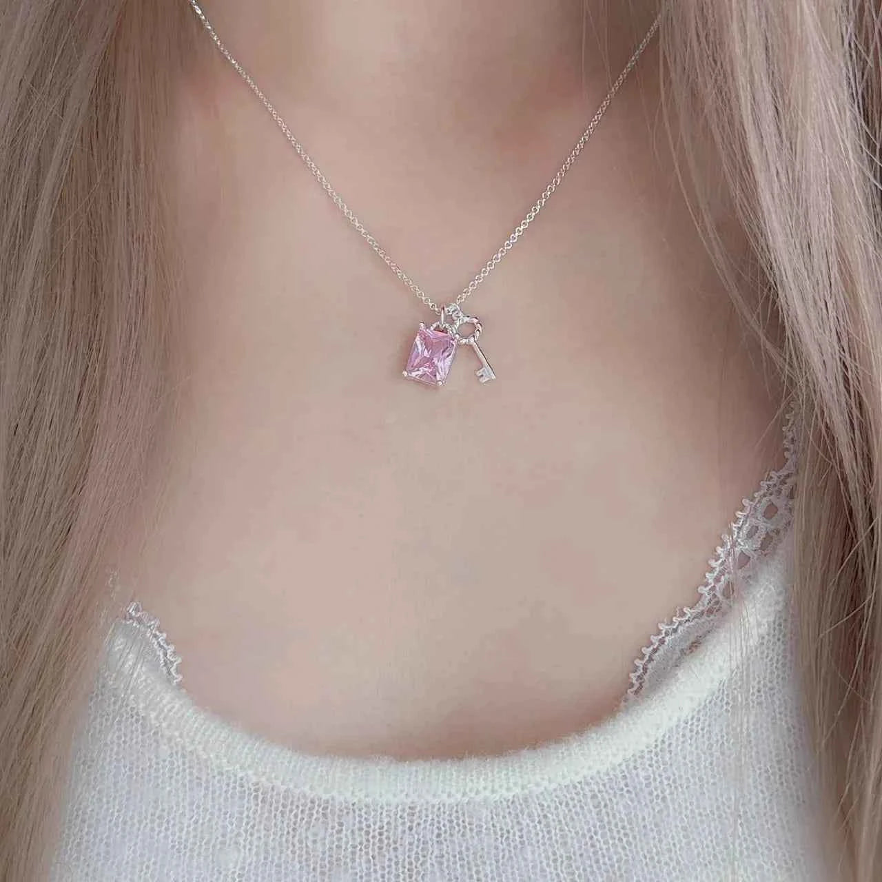 "Dawnlight Key" 925 Sterling Silver Crystal-Clear Key Necklace – Elegant & Gift-Ready
