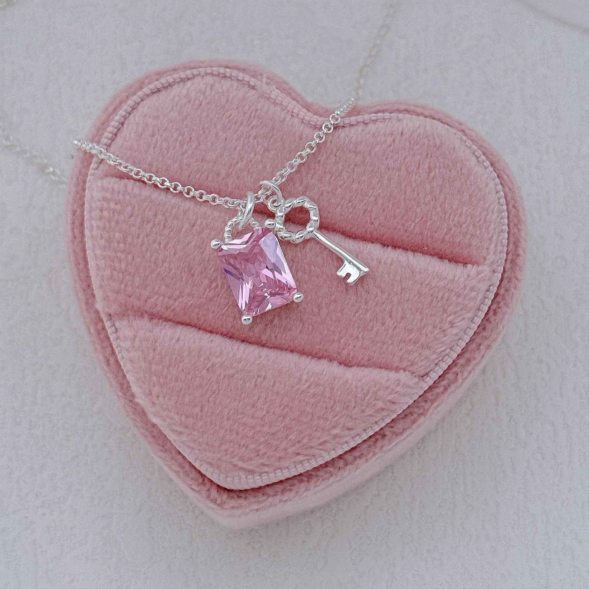 "Dawnlight Key" 925 Sterling Silver Crystal-Clear Key Necklace – Elegant & Gift-Ready