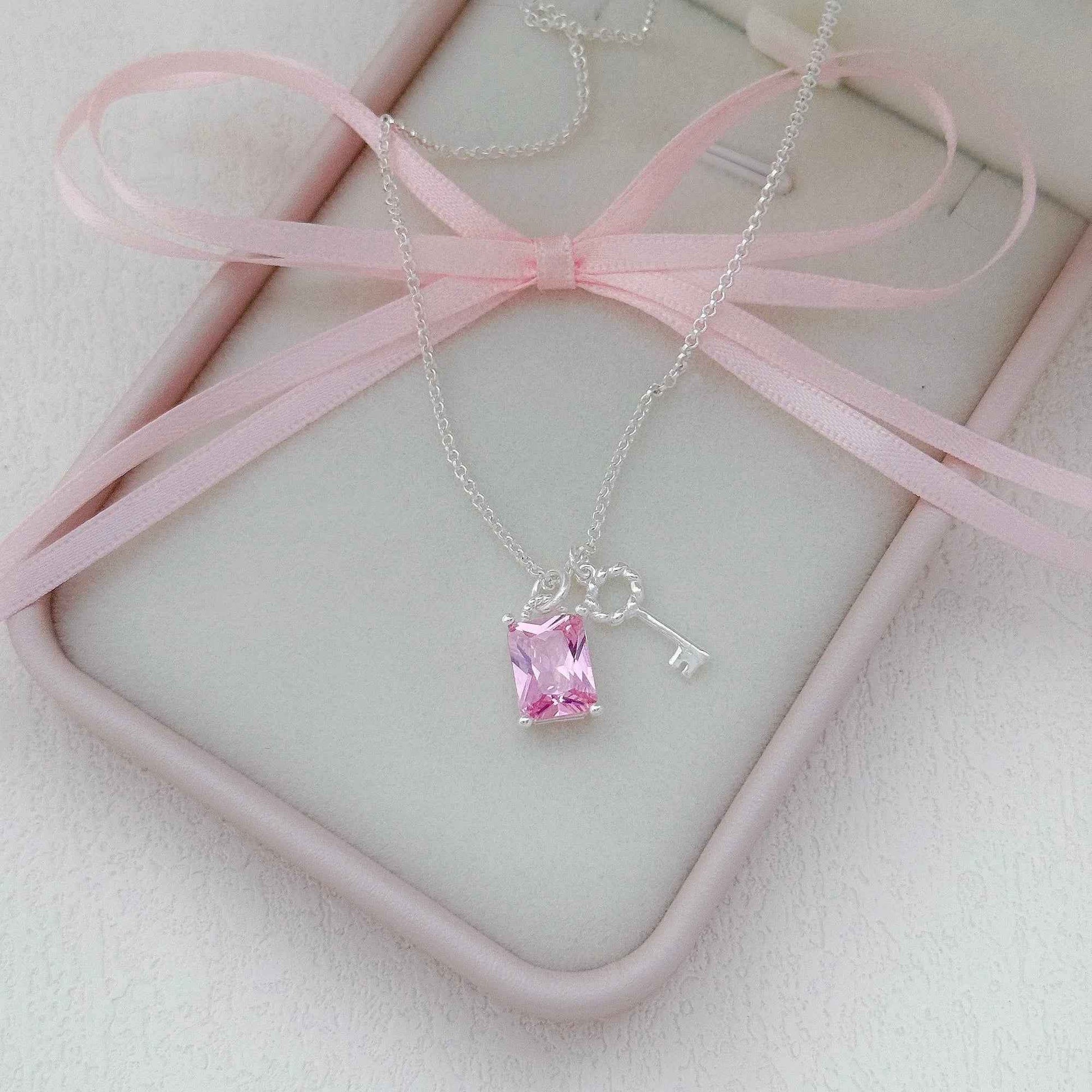 "Dawnlight Key" 925 Sterling Silver Crystal-Clear Key Necklace – Elegant & Gift-Ready