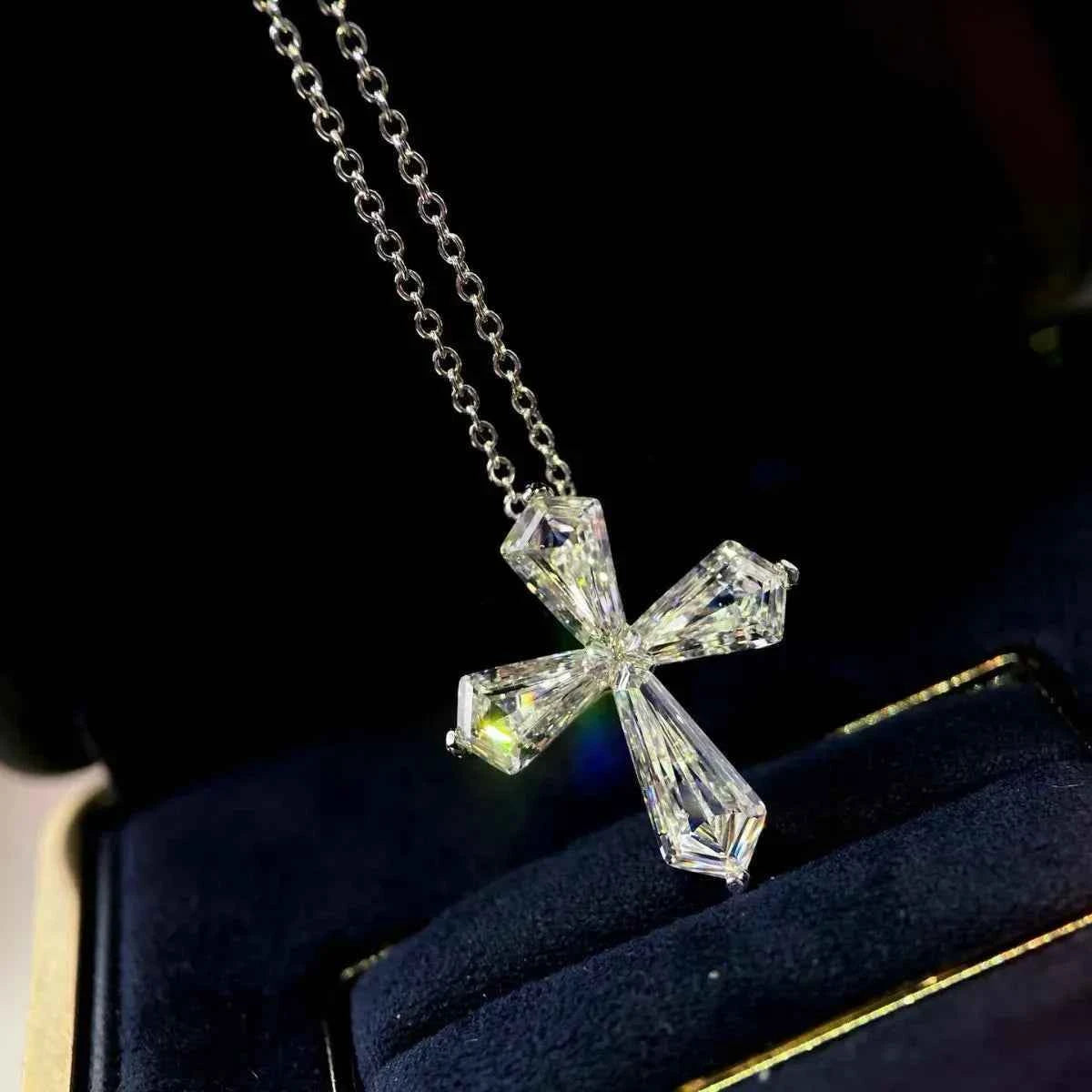 "Edgeless Cross" 925 Sterling Silver Necklace – Seamless Sparkle & Minimalist Faith