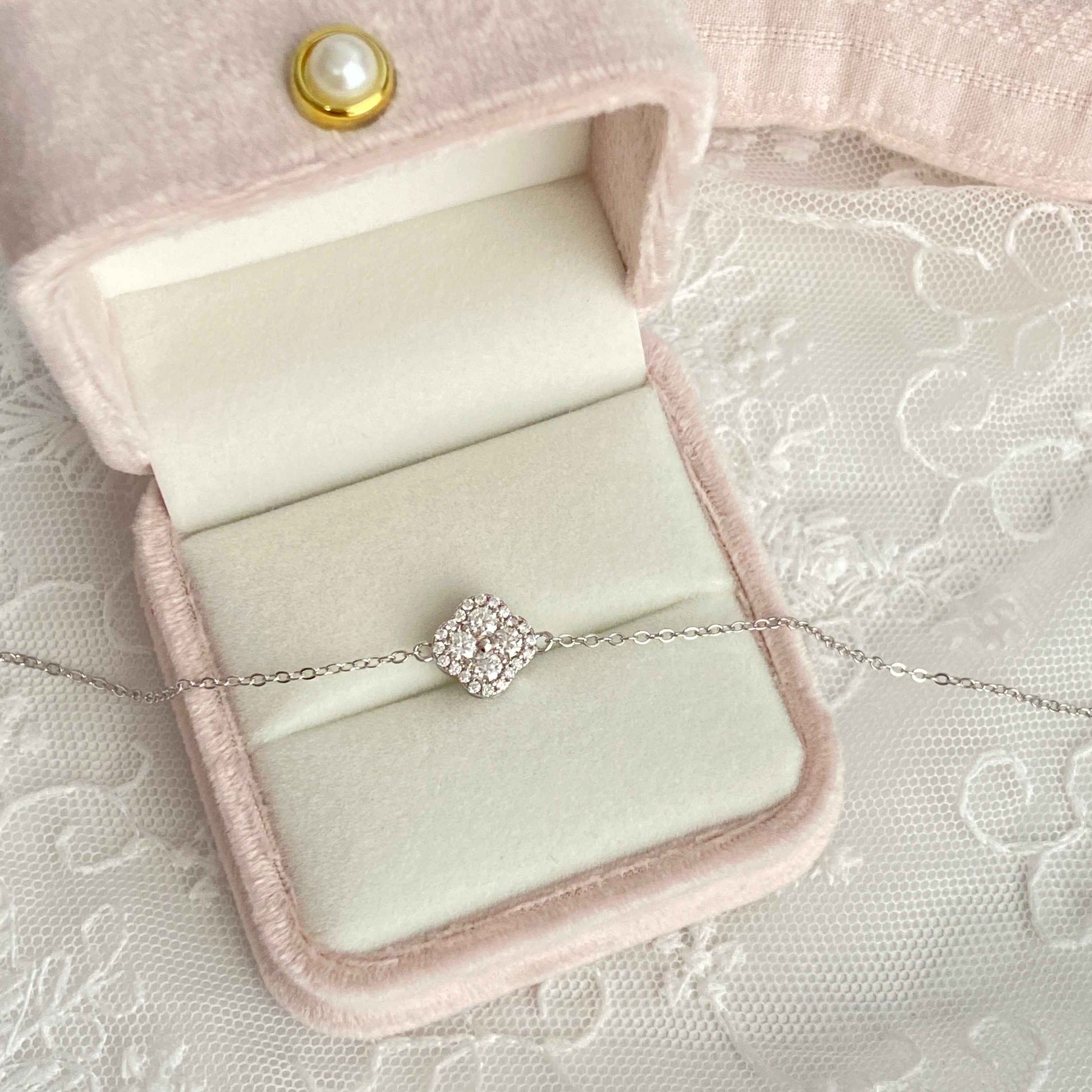 “Lucky Fleur” Gold-Plated Brass Moissanite Clover Bracelet