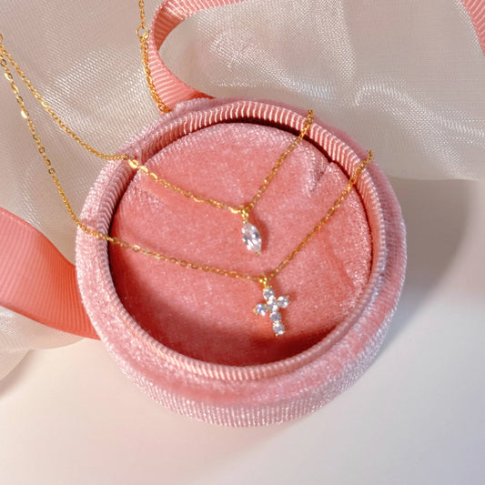 「ミニダブルチェーンクロス」925スターリングシルバーネックレス、5Aジルコン付き - プチサイズでエレガント、そして忠実な