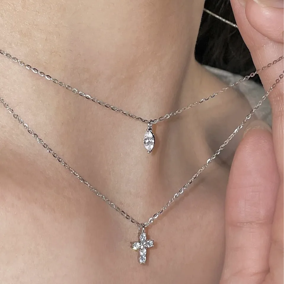 「ミニダブルチェーンクロス」925スターリングシルバーネックレス、5Aジルコン付き - プチサイズでエレガント、そして忠実な