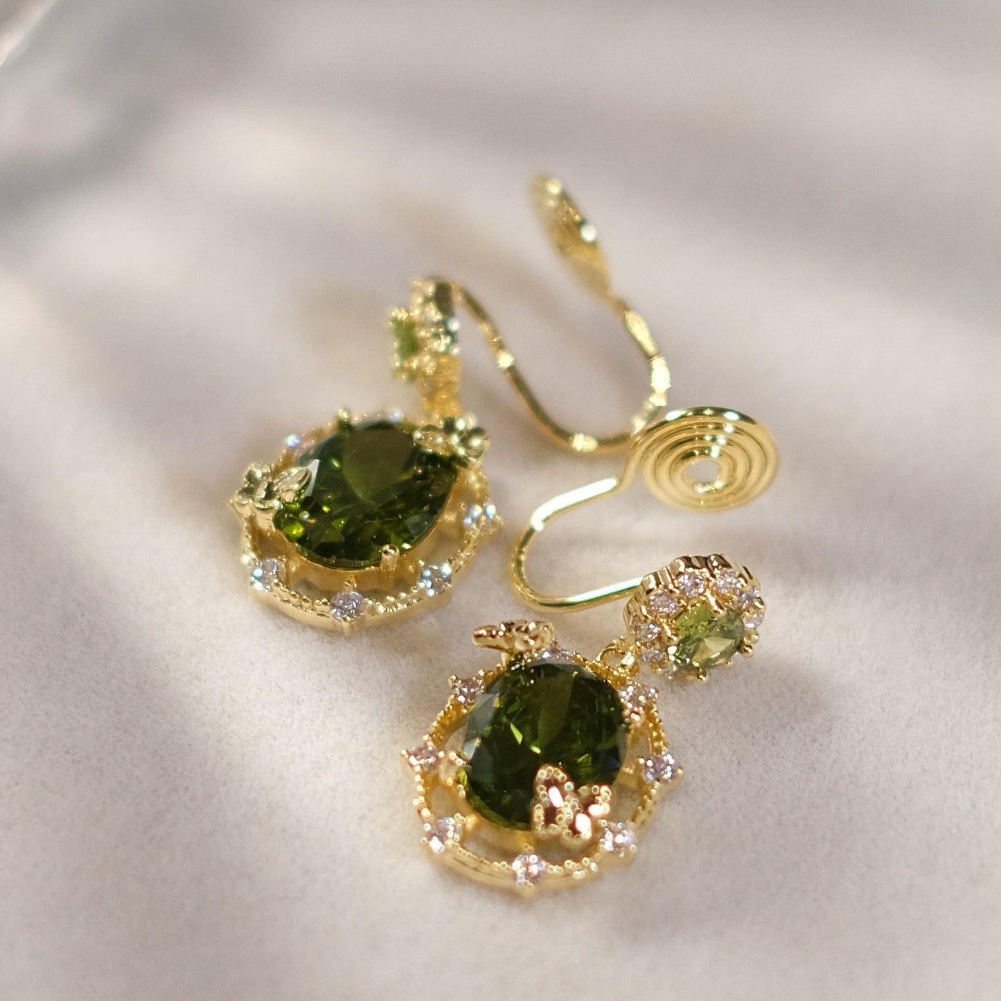"Emerald Meadow Fantasy" Gold-Plated Copper Cubic Zirconia Jewelry Set