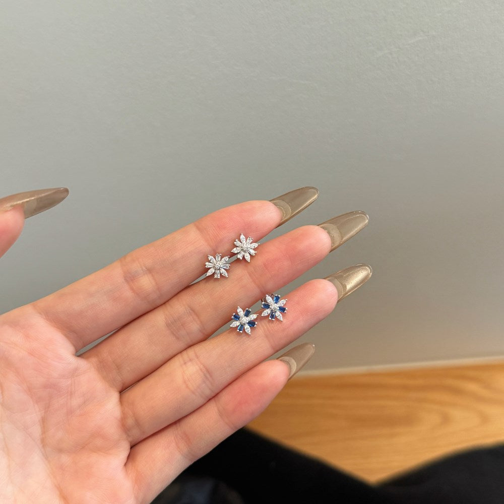 “Snowburst Éclat” S925 Sterling Silver Snowflake Zircon Stud Earrings