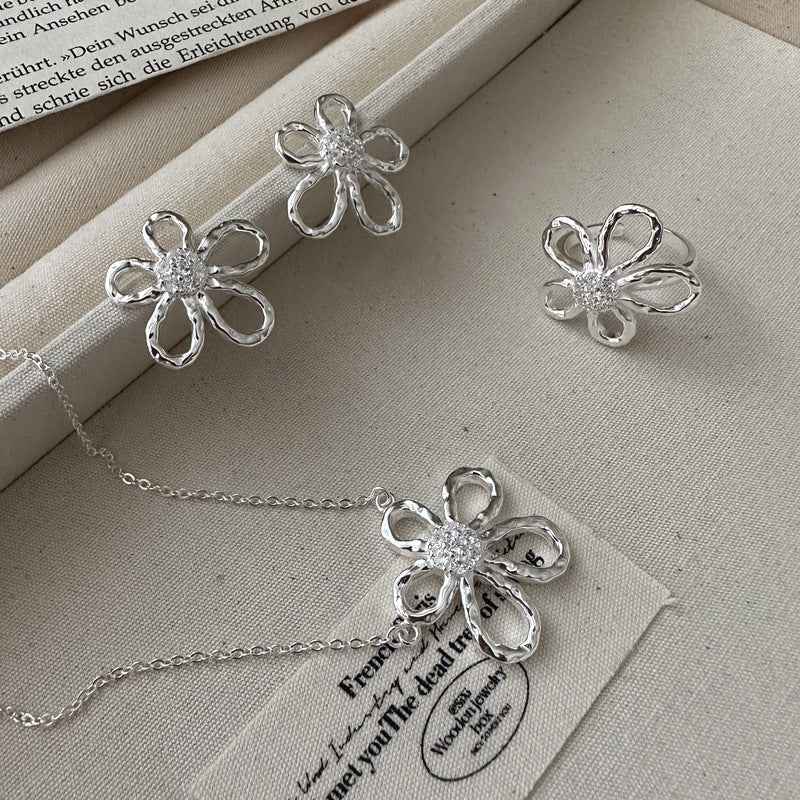 "Floral Shine" 925 Sterling Silver Jewelry Set (Necklace, Ring & Earrings)
