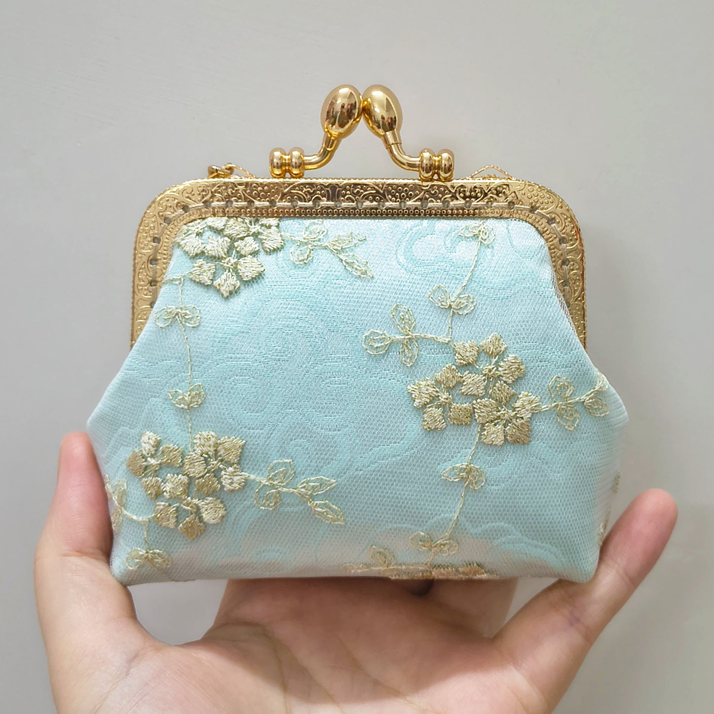 Cloud Lace Kiss-Lock Coin Purse – Handmade Embroidered Mini Card Holder