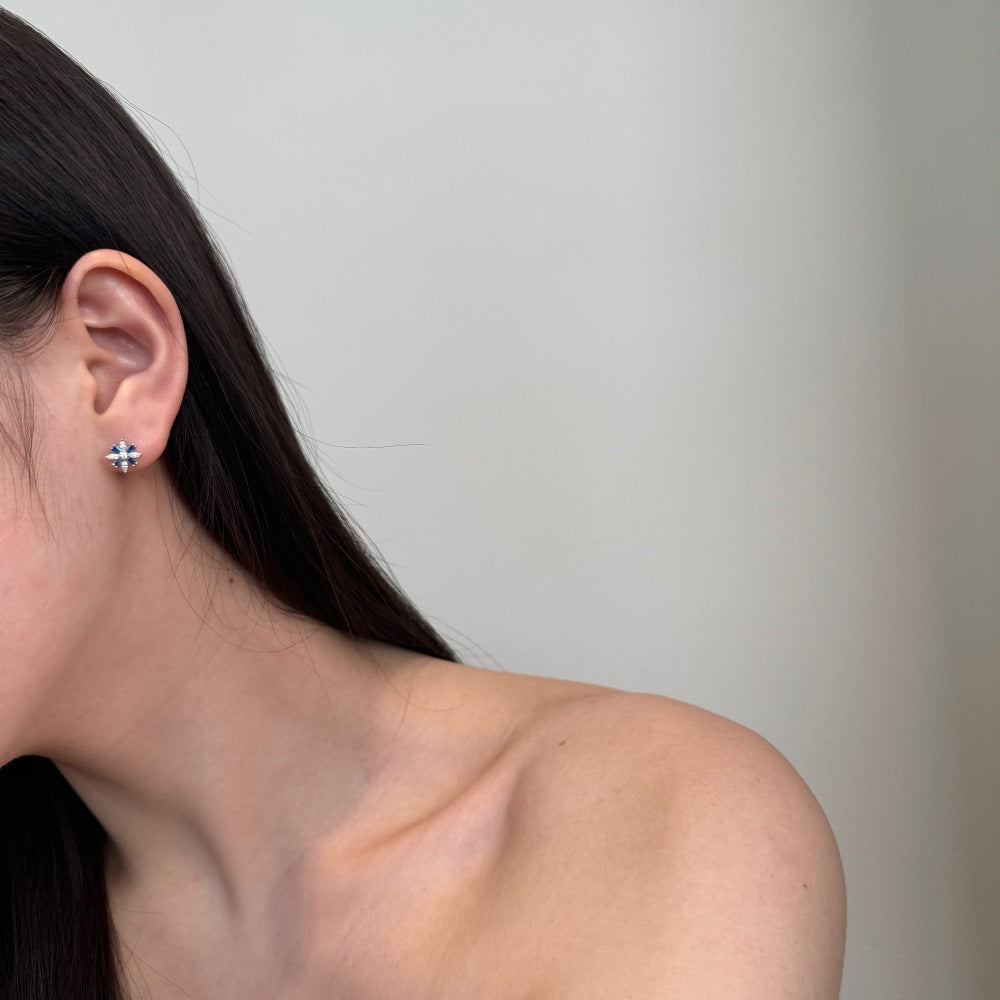 “Snowburst Éclat” S925 Sterling Silver Snowflake Zircon Stud Earrings